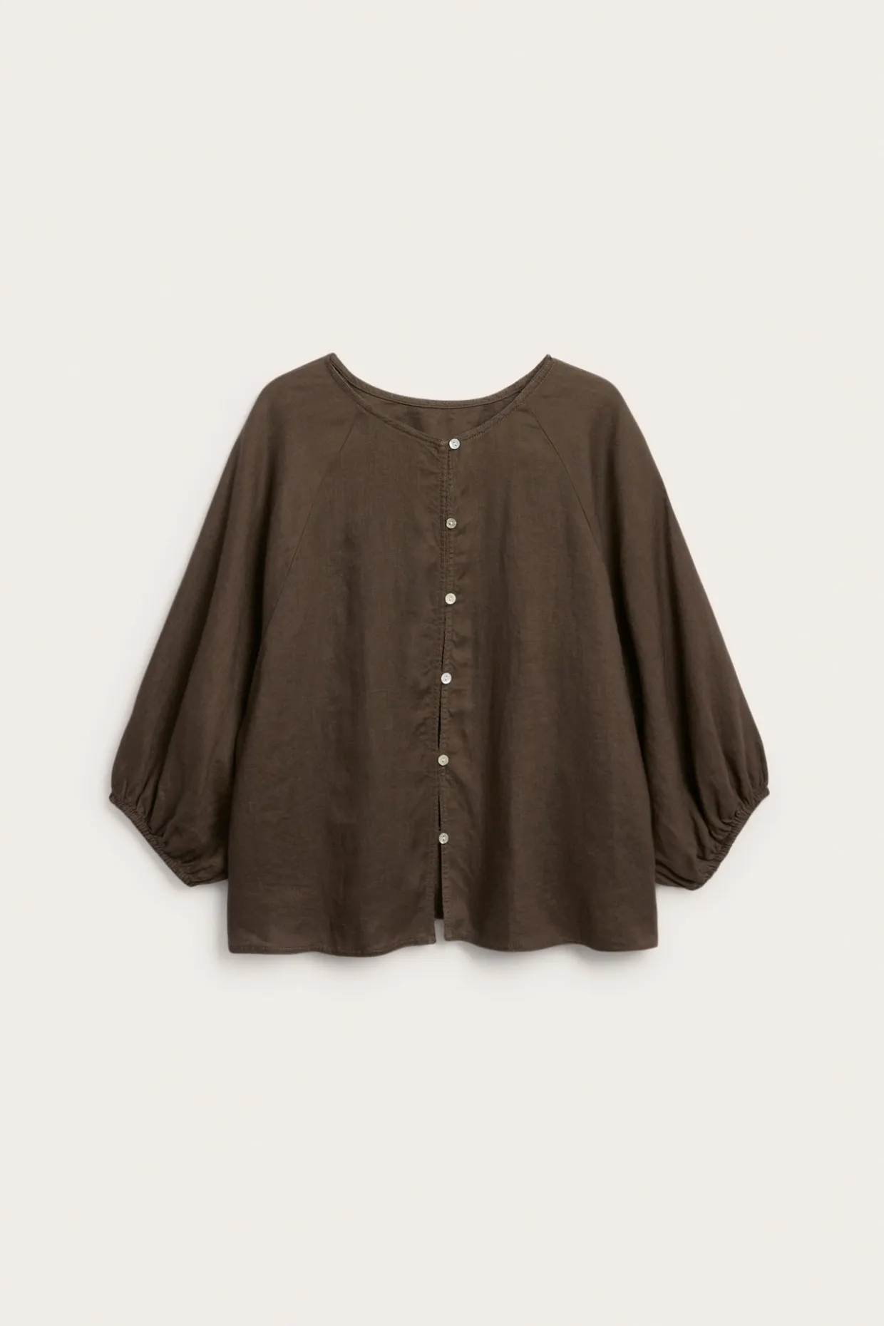 Linbluse med knappedetaljer