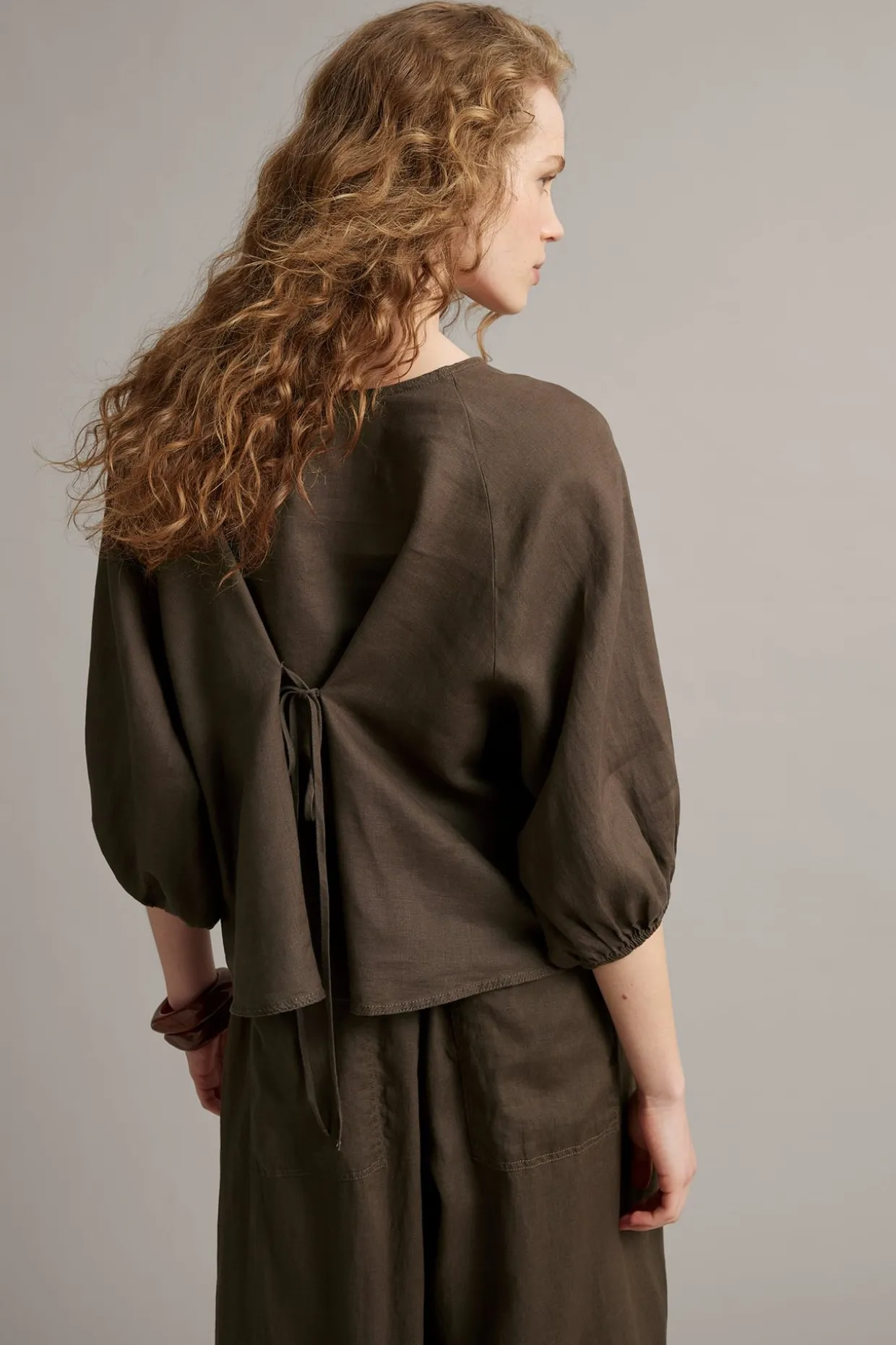 Linbluse med knappedetaljer