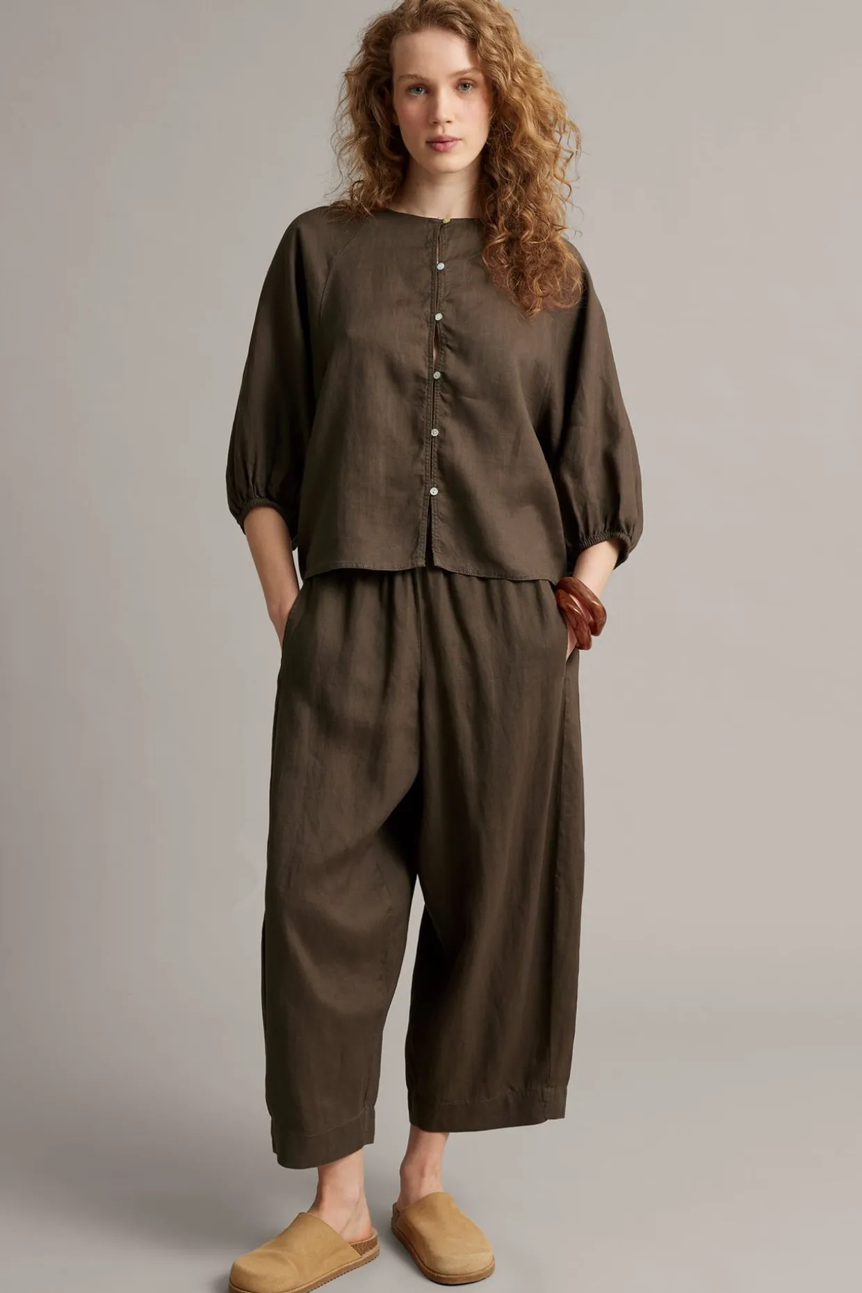 Linbluse med knappedetaljer