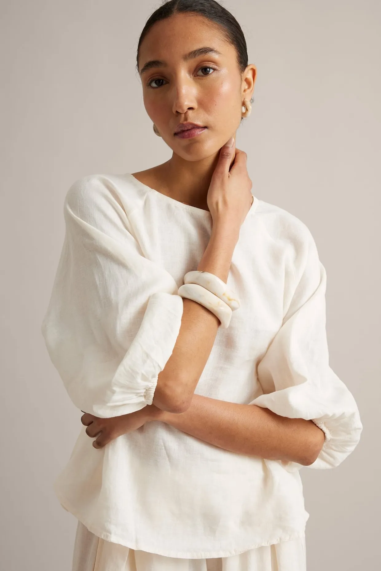 Linbluse med knappedetaljer