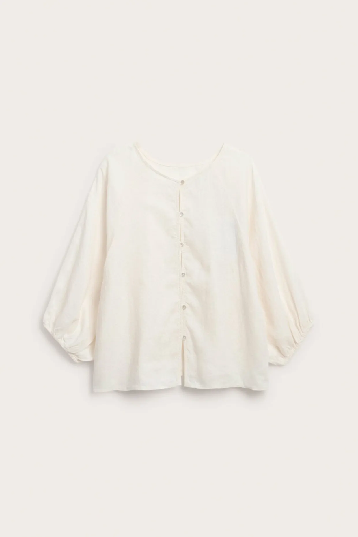 Linbluse med knappedetaljer