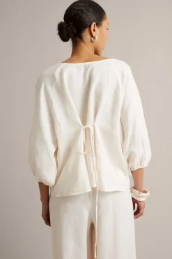 Linbluse med knappedetaljer