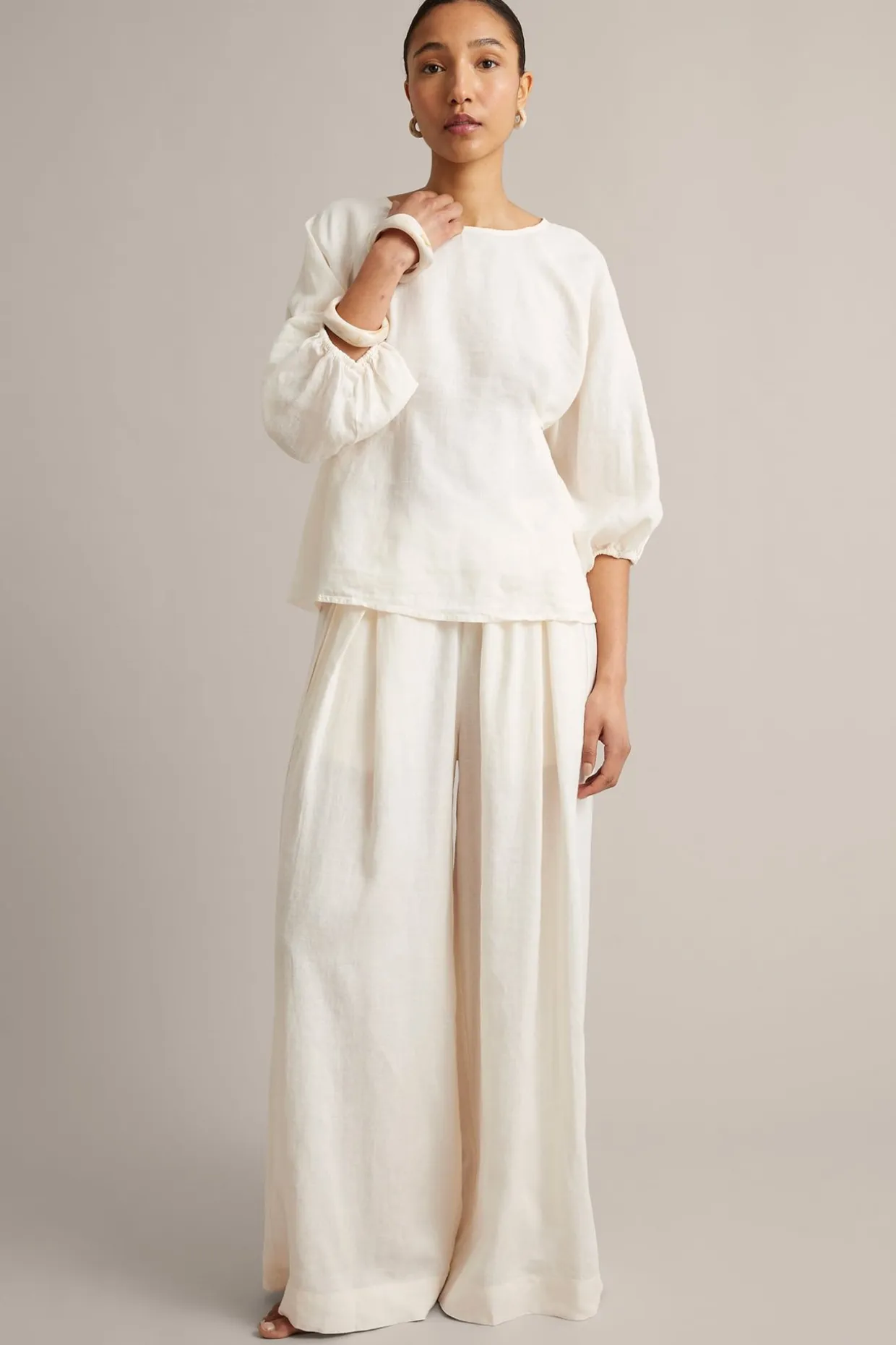 Linbluse med knappedetaljer