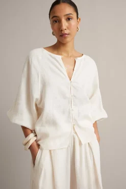 Linbluse med knappedetaljer