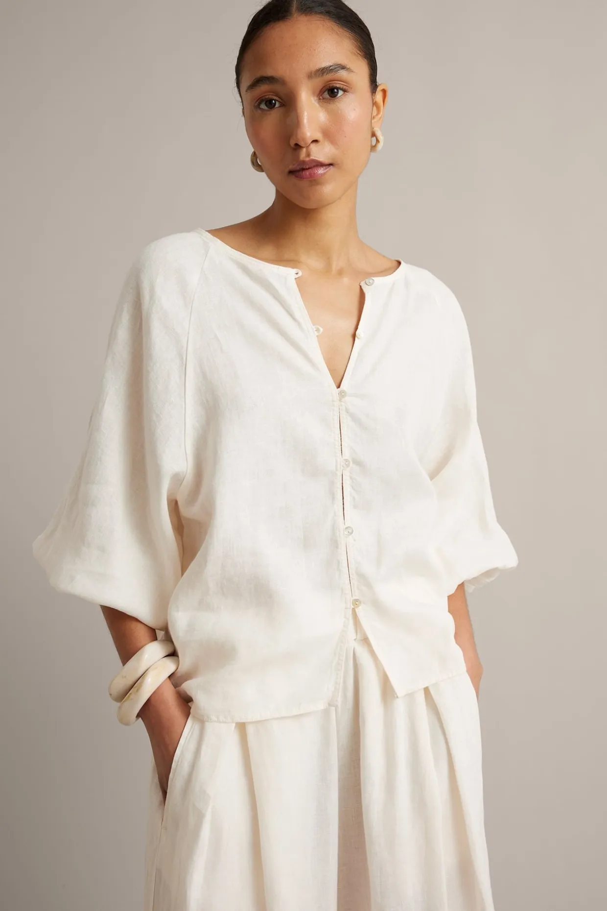 Linbluse med knappedetaljer
