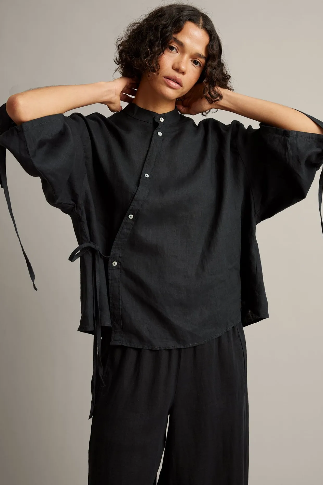 Linbluse med slipsdetalj