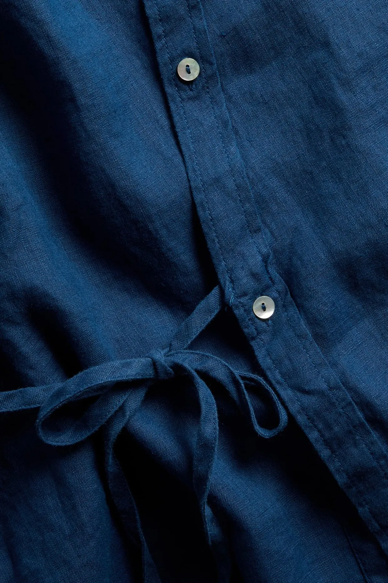 Linbluse med slipsdetalj