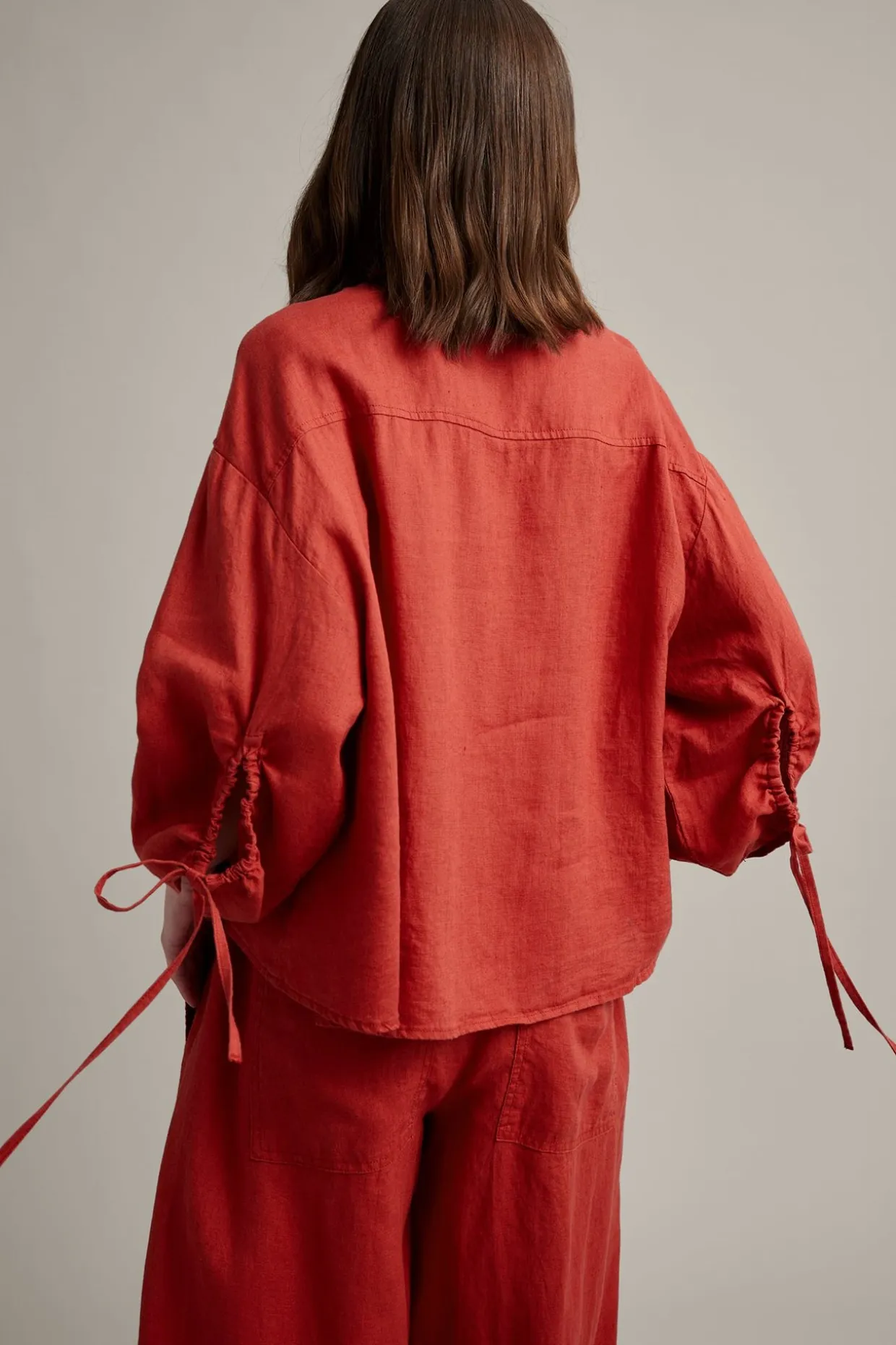 Linbluse med slipsdetalj