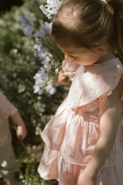 Liten blomstret kjole med volanger