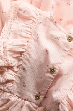Liten blomstret kjole med volanger