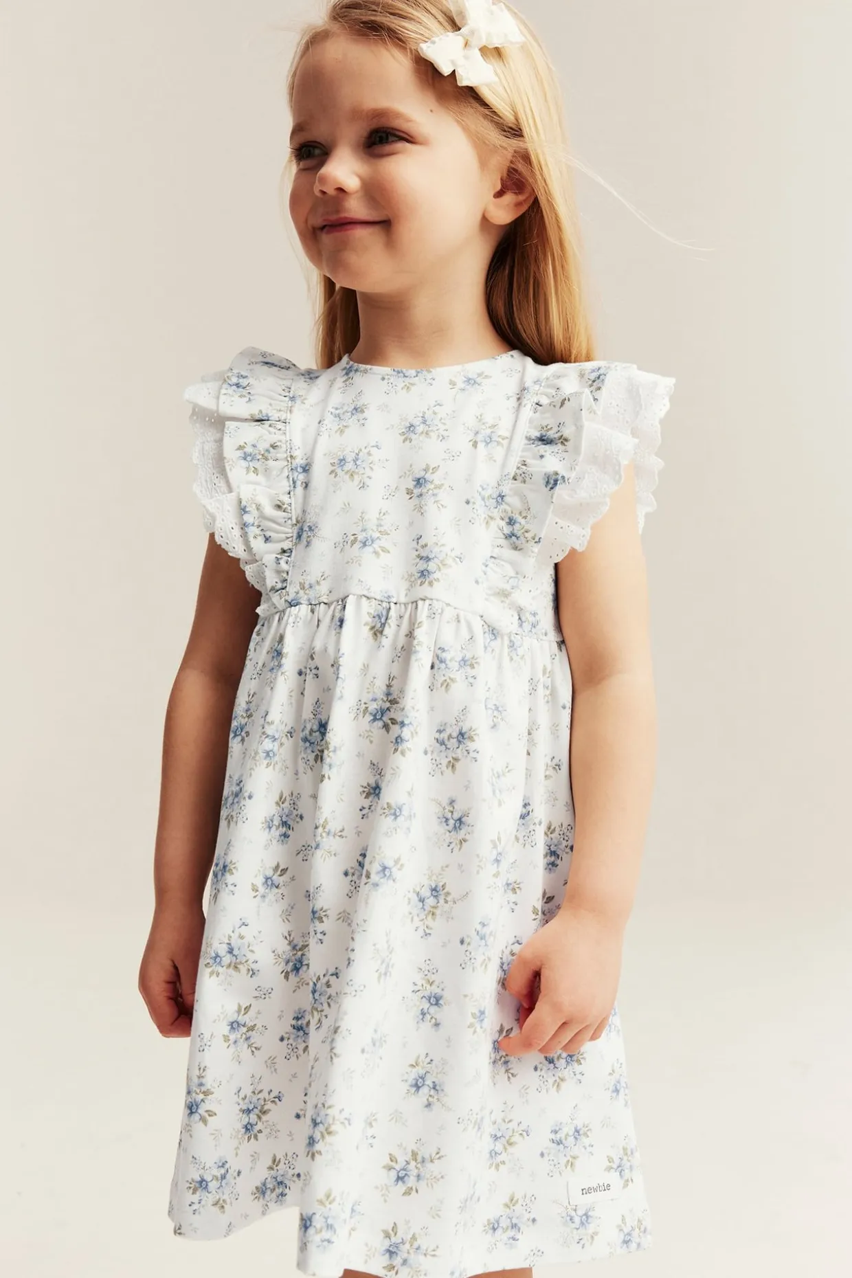 Liten blomstret kjole med volanger