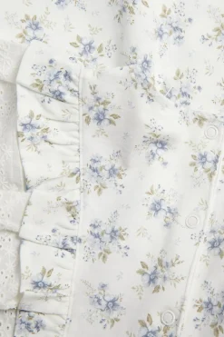 Liten blomstret kjole med volanger