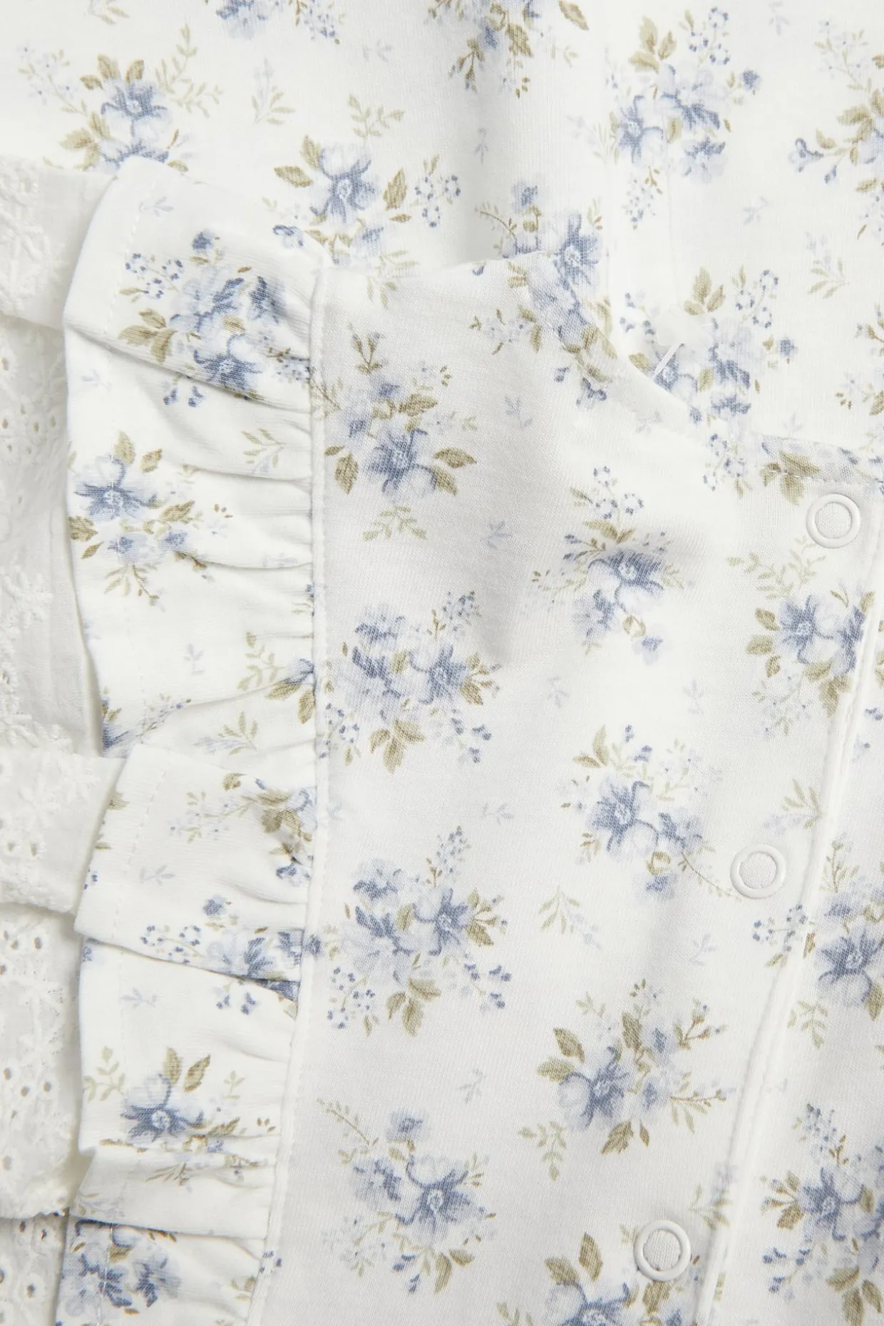 Liten blomstret kjole med volanger