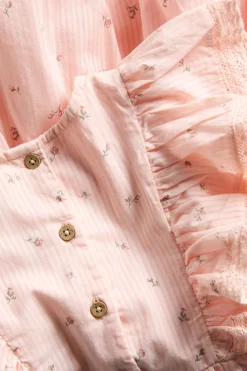 Liten blomstret kjole med volanger