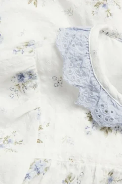 Liten blomstret kortermet bluse
