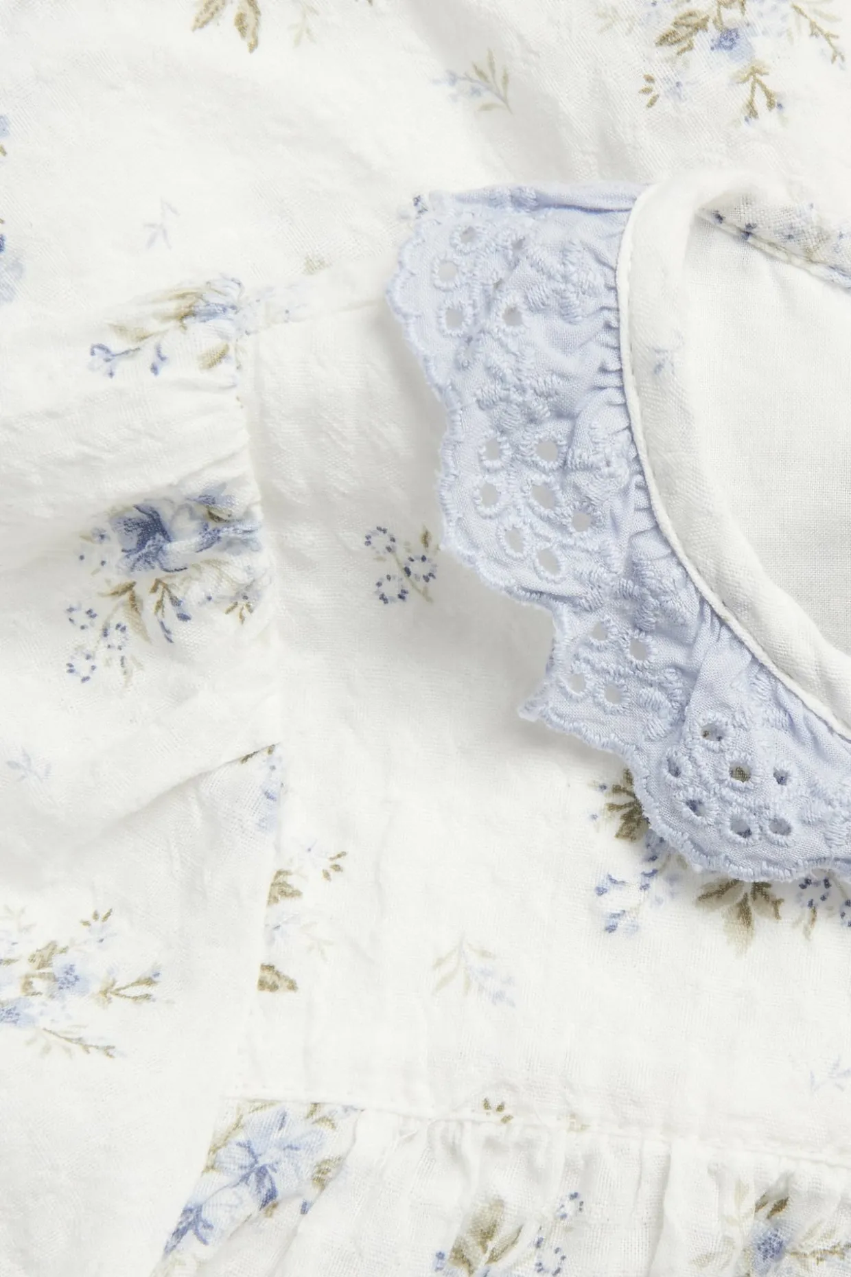 Liten blomstret kortermet bluse