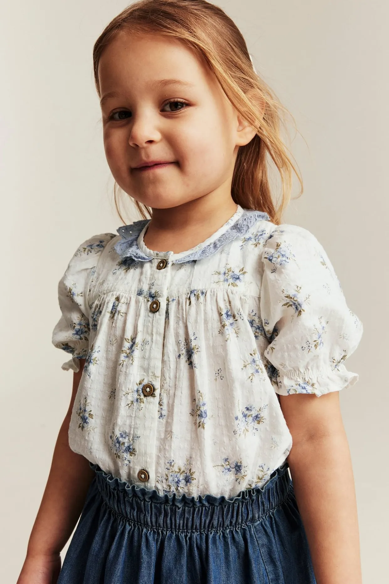 Liten blomstret kortermet bluse