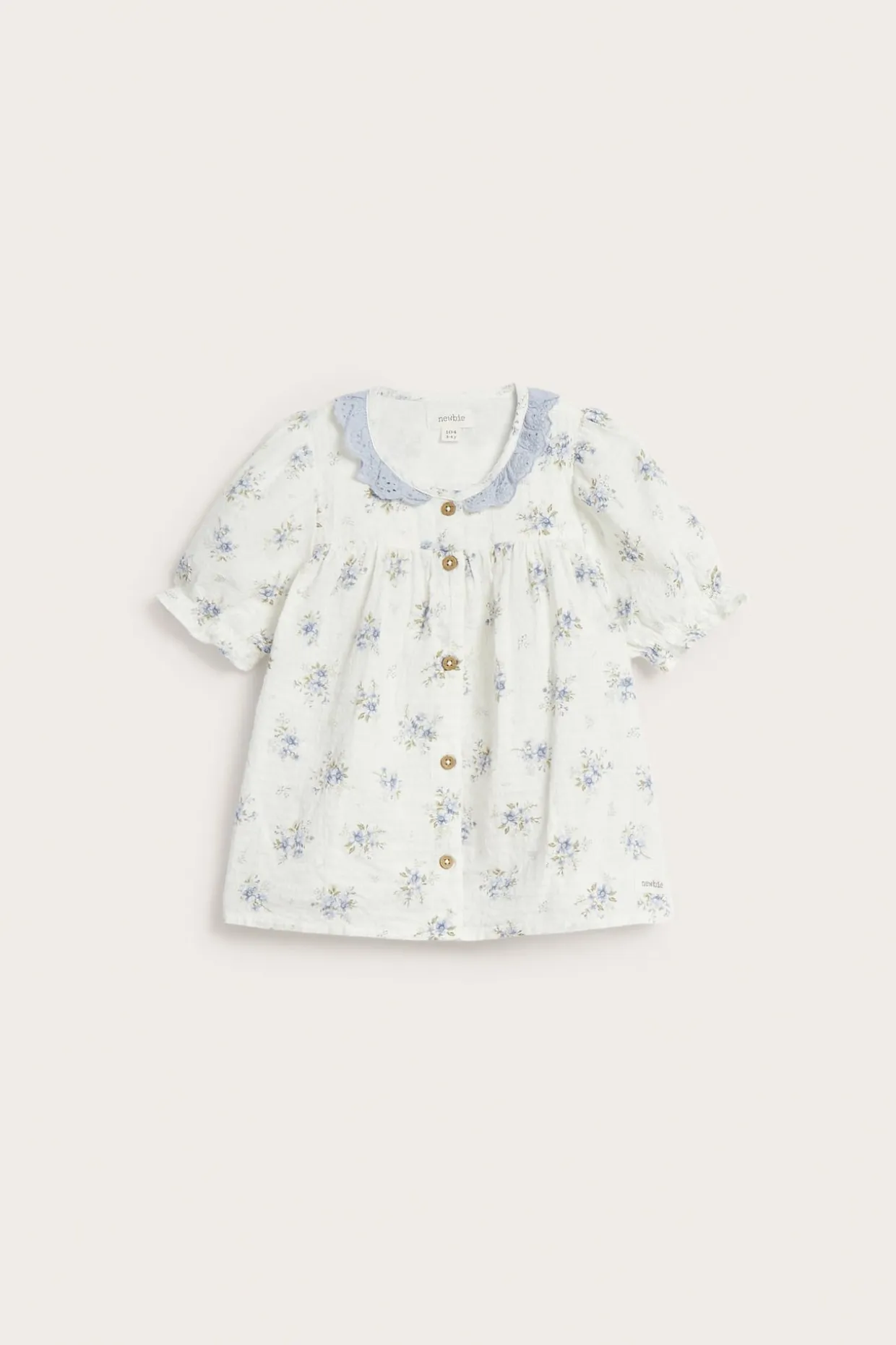 Liten blomstret kortermet bluse