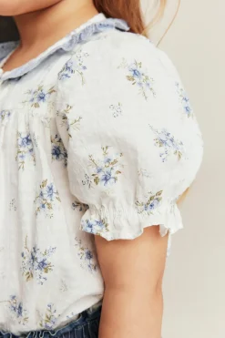 Liten blomstret kortermet bluse