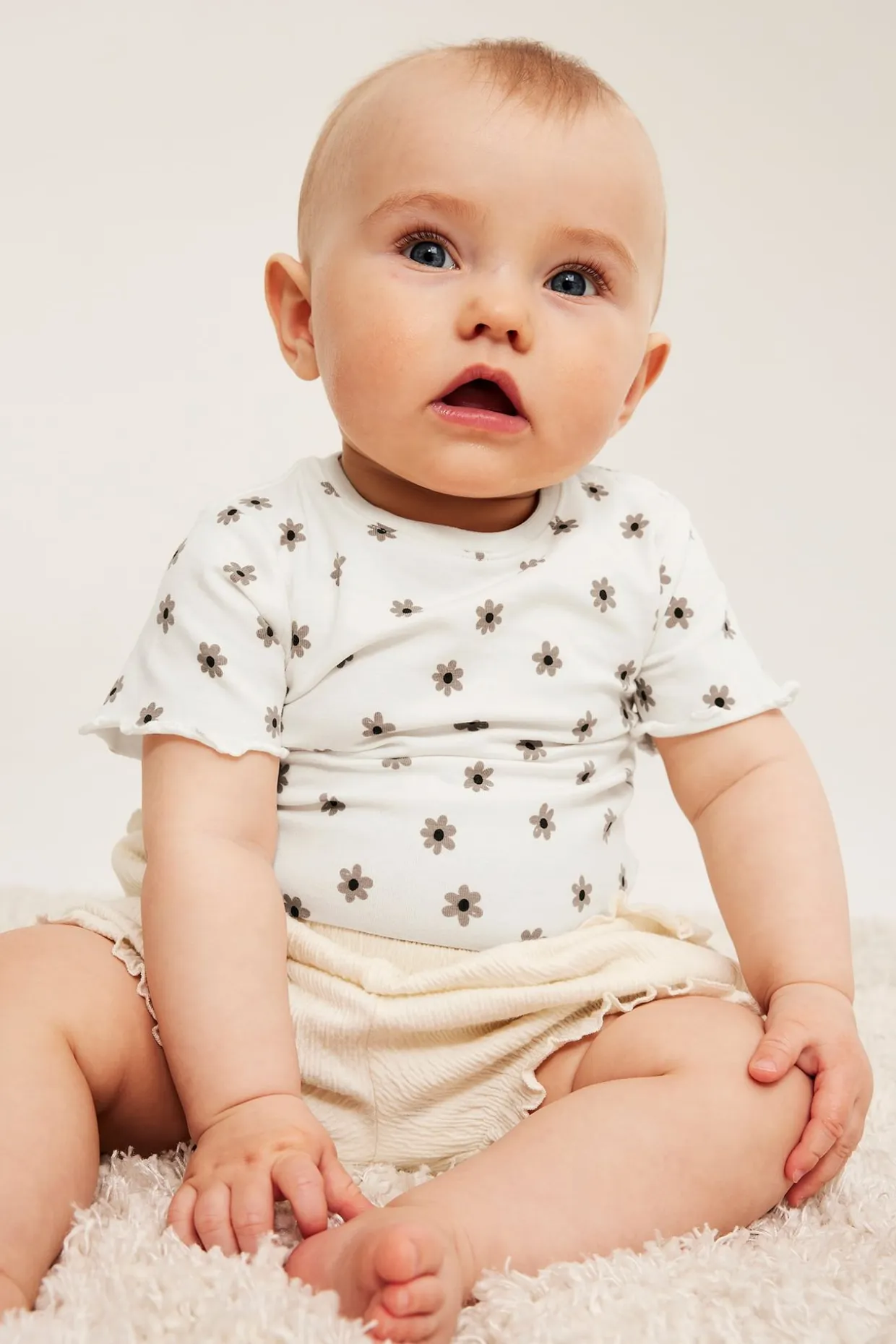Liten blomstret kortermet body