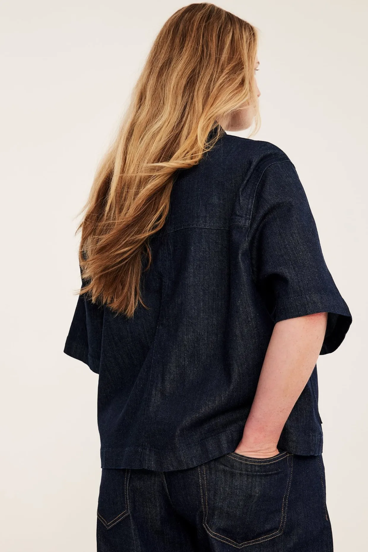 Løstsittende jeansskjorte med lommer