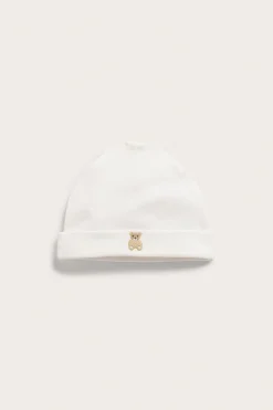 Lue med brodert bjørn