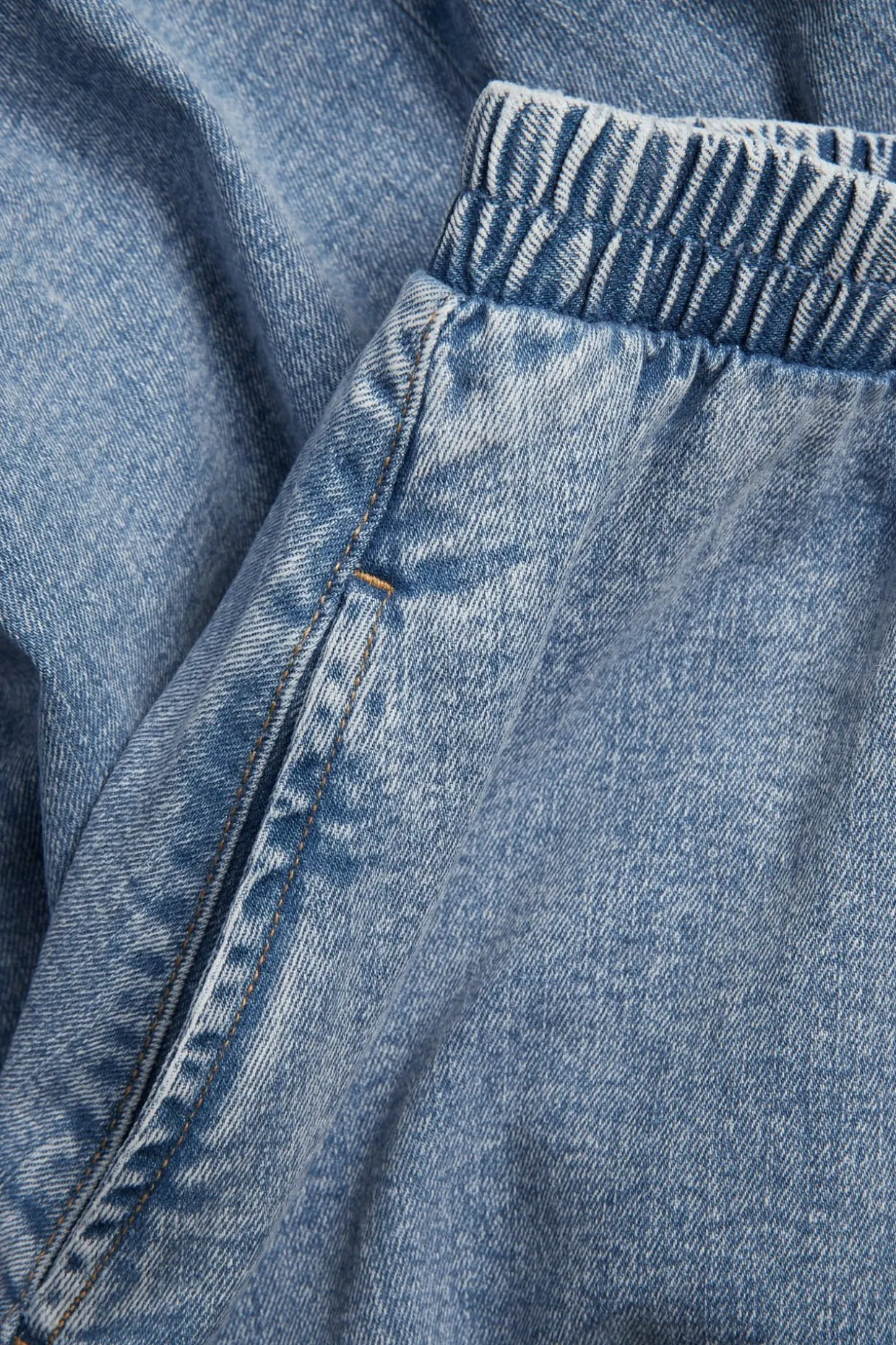 Middels langt jeansskjørt