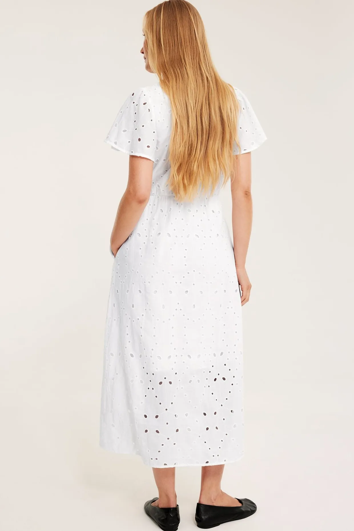 Midikjole med broderie anglaise
