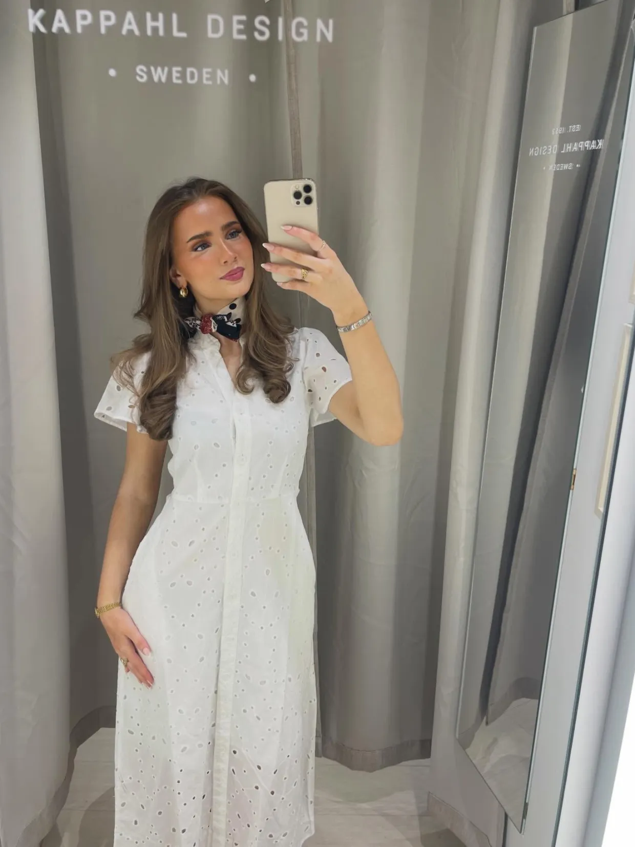 Midikjole med broderie anglaise