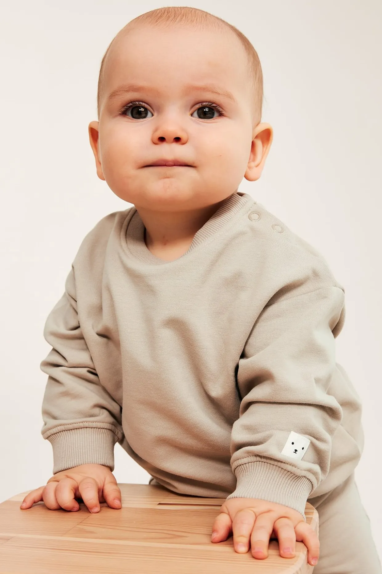 Myk sweatshirt til baby med børstet innside