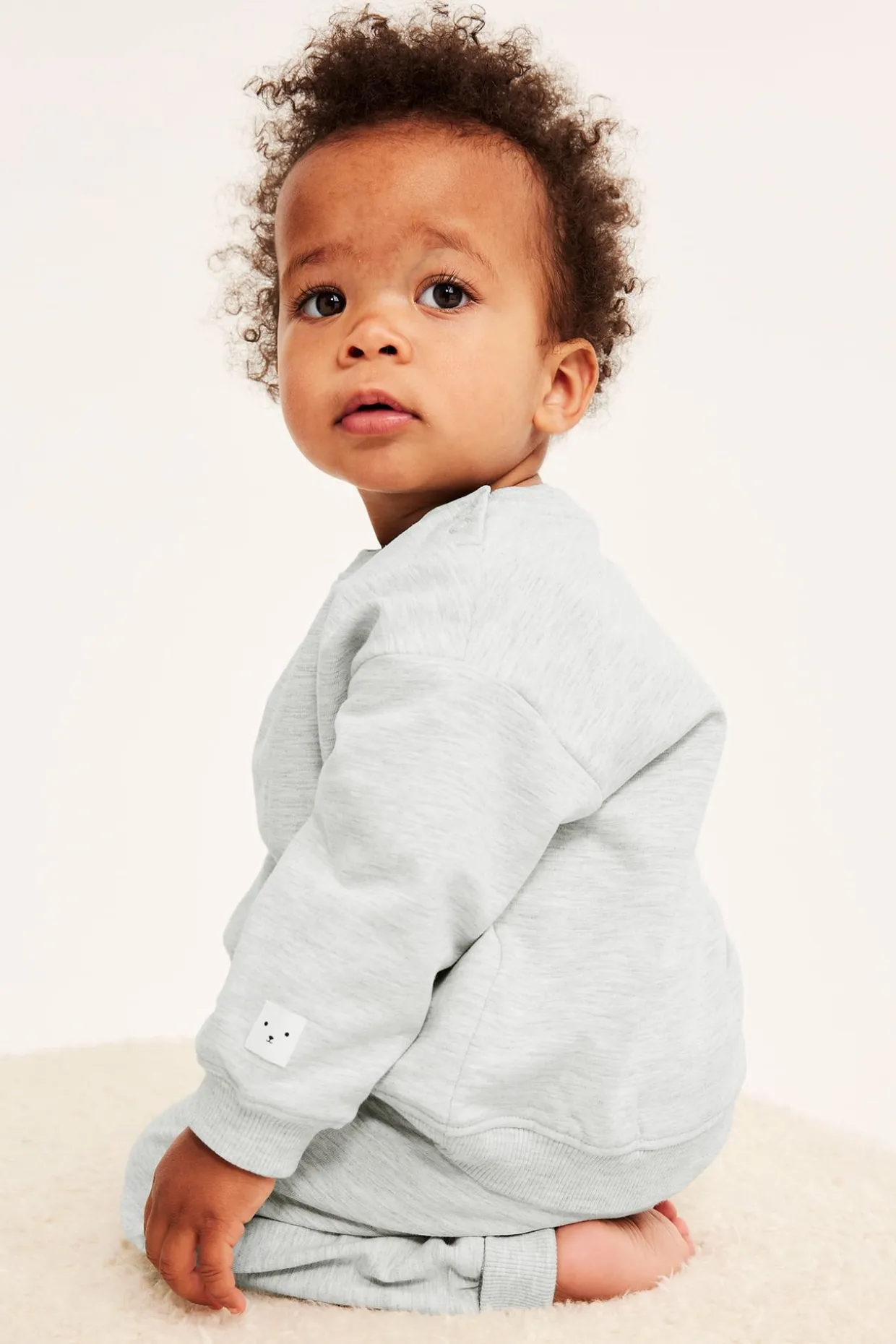 Myk sweatshirt til baby med børstet innside