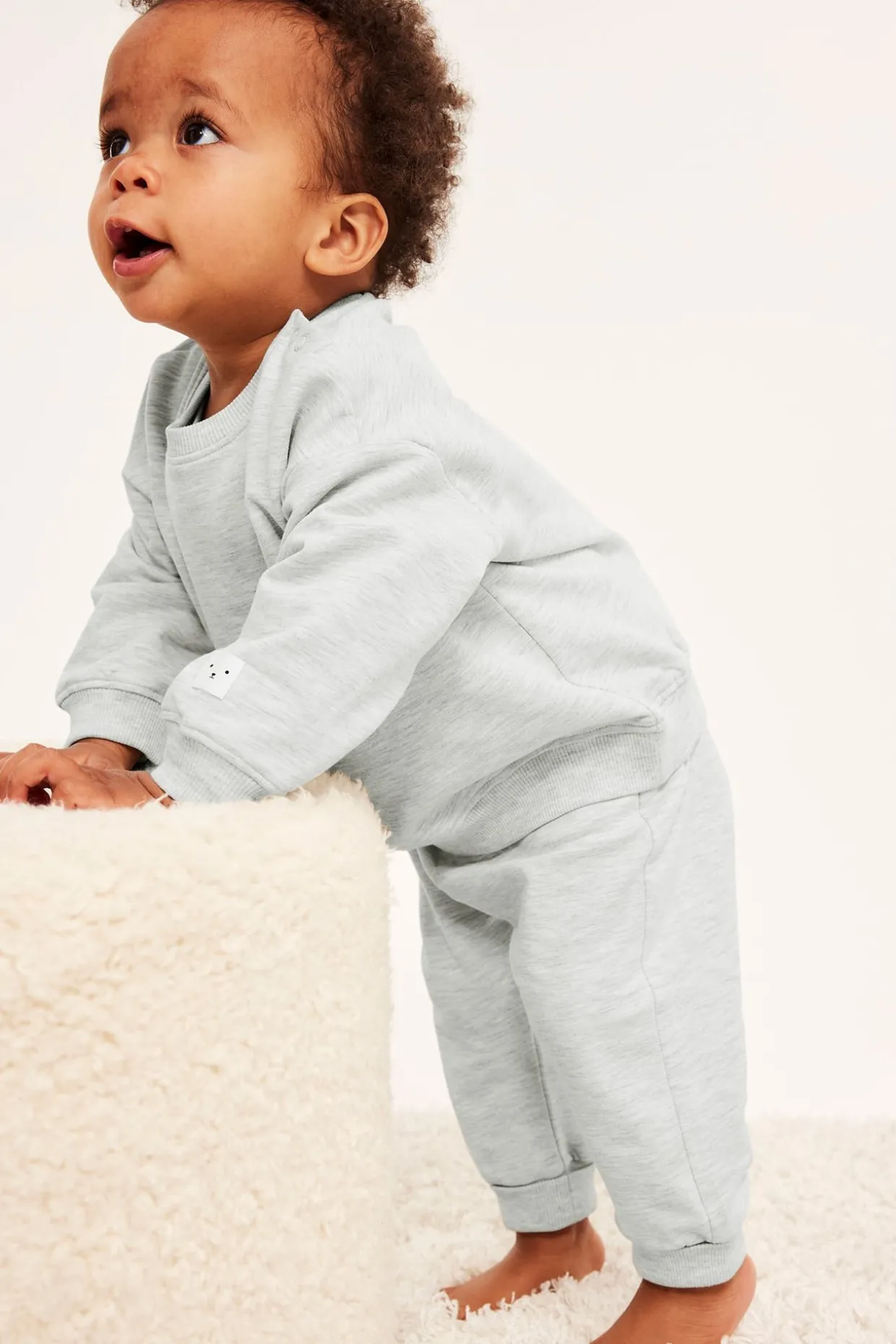 Myk sweatshirt til baby med børstet innside