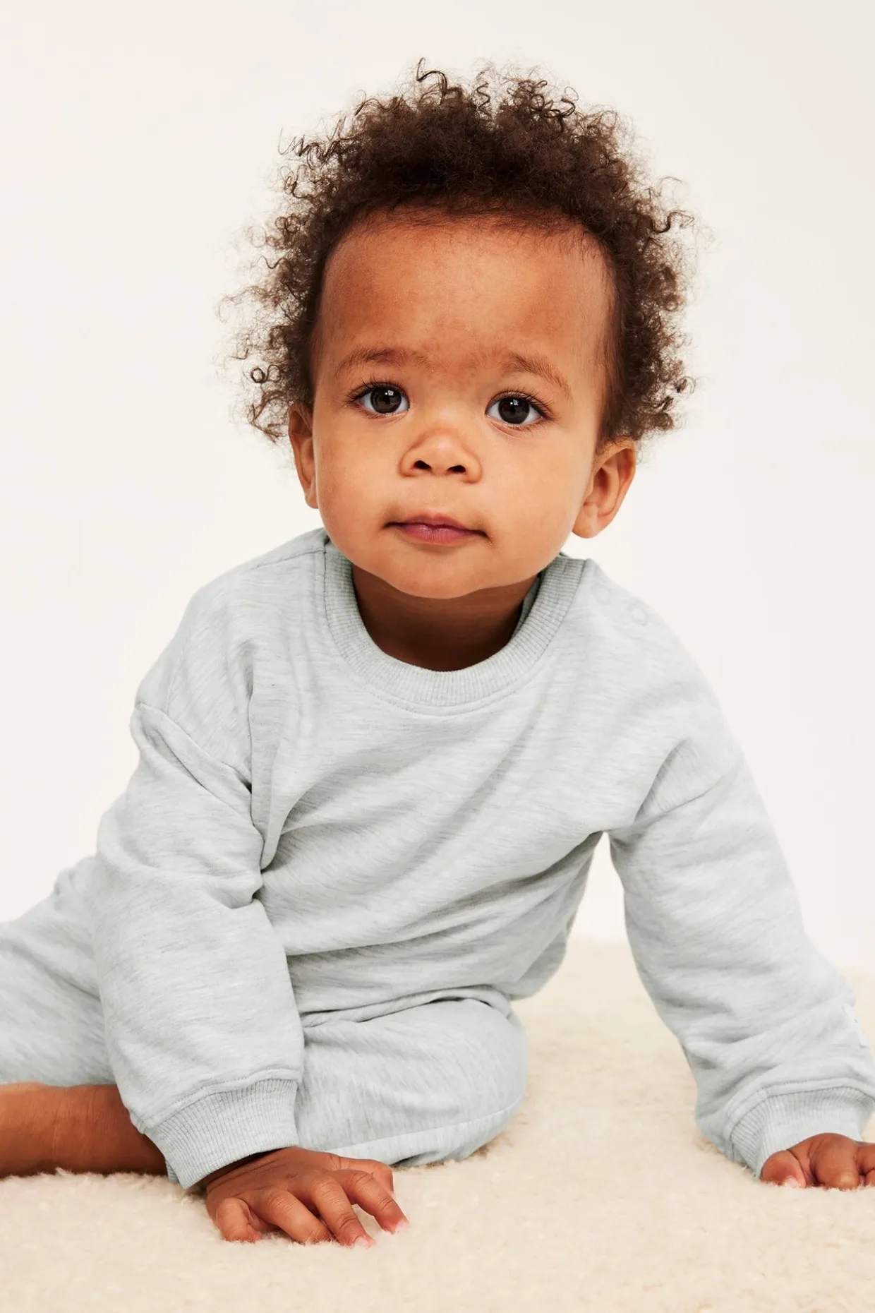 Myk sweatshirt til baby med børstet innside