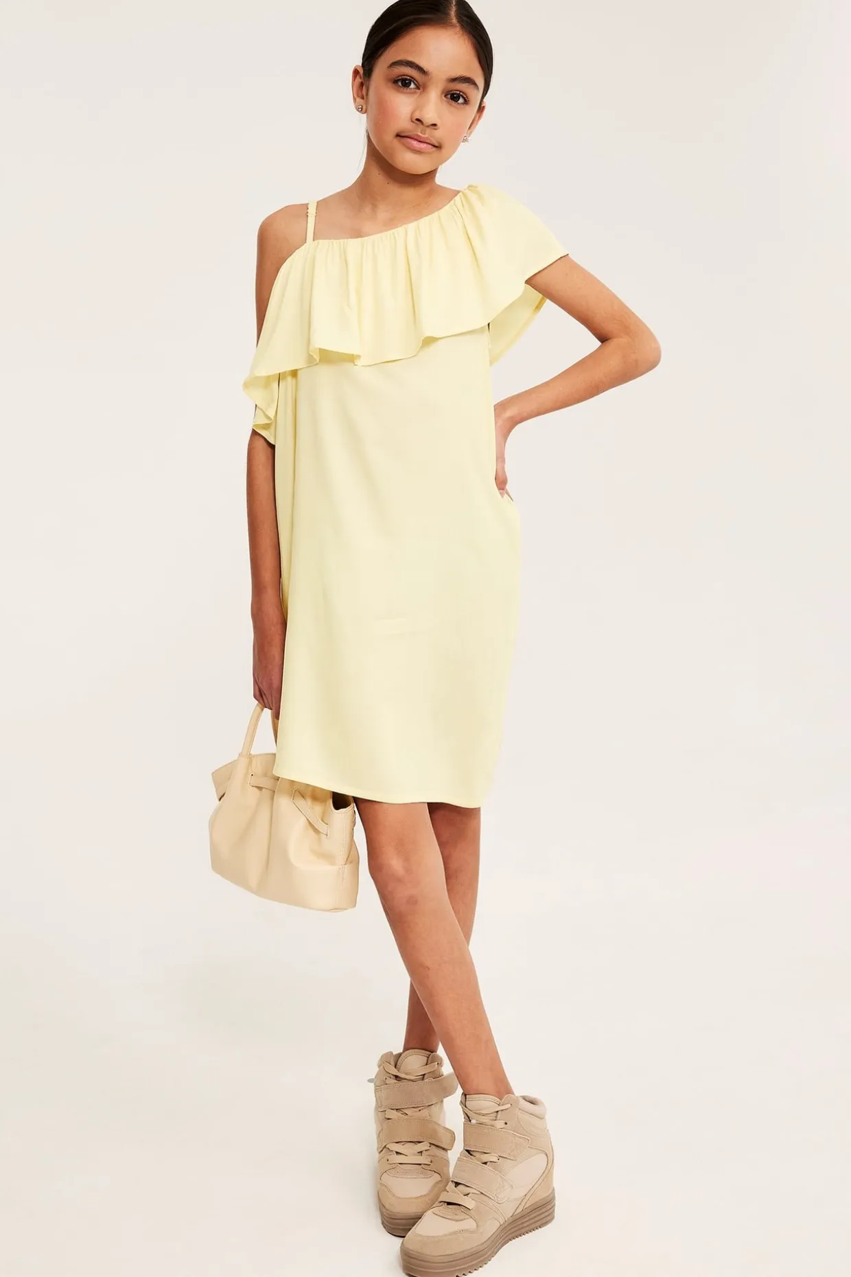 One shoulder-kjole med volanger