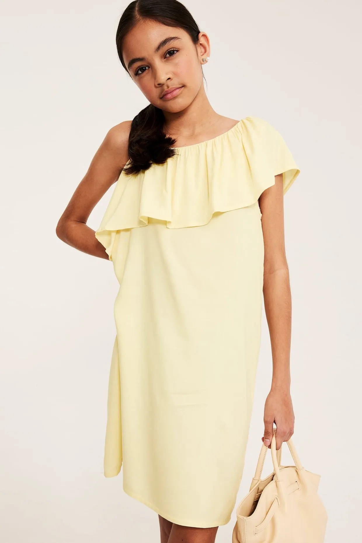 One shoulder-kjole med volanger