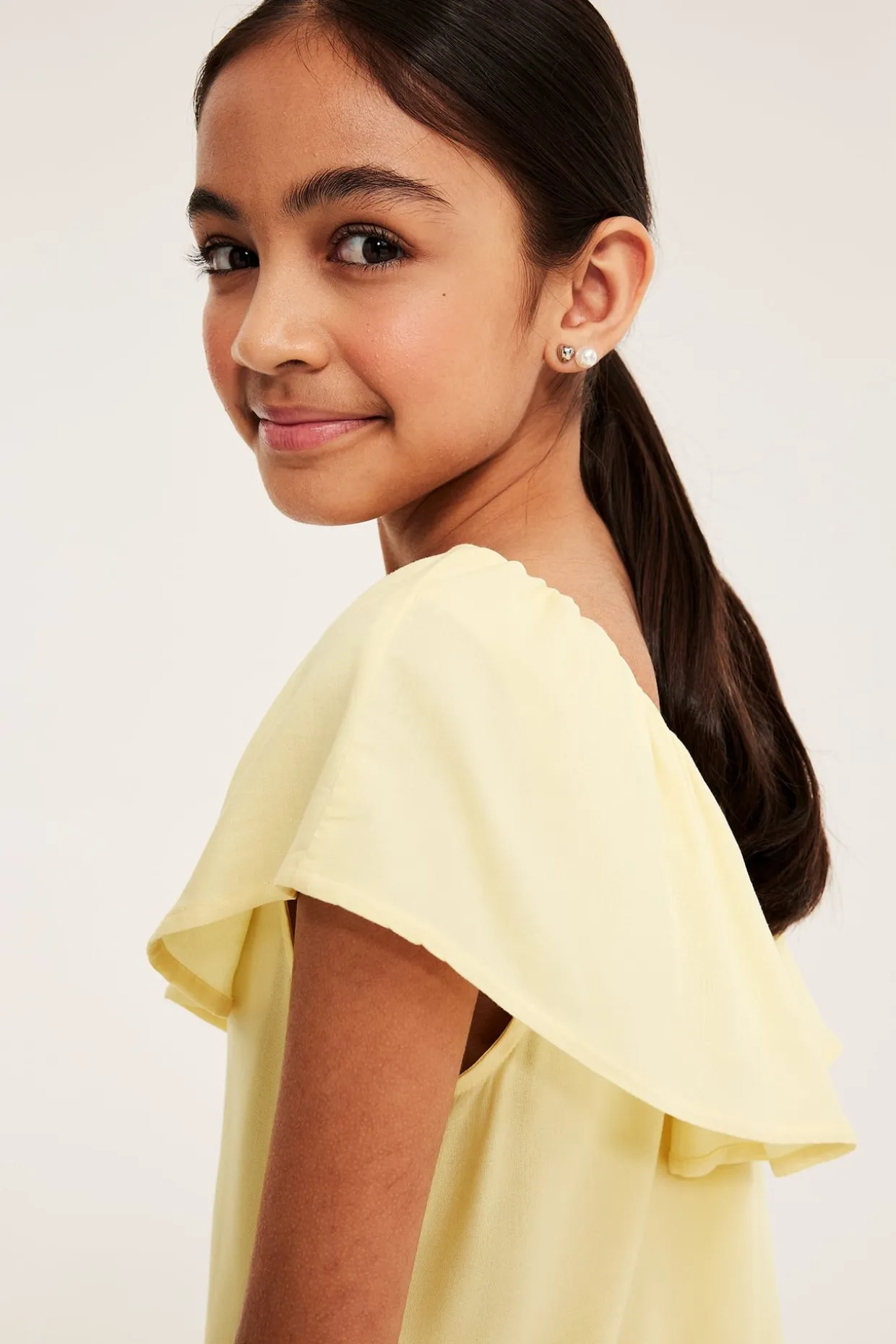 One shoulder-kjole med volanger