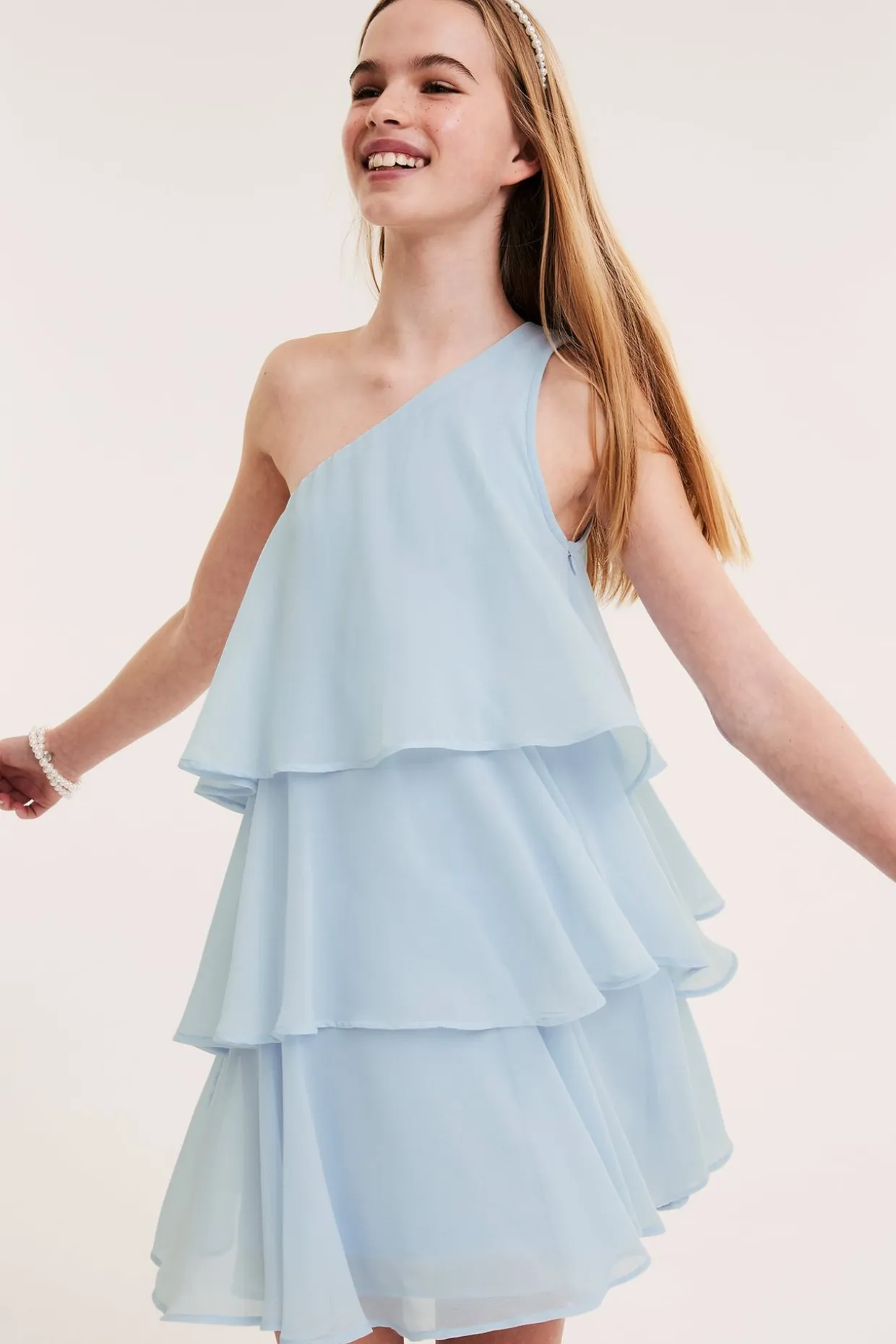 One shoulder-kjole med volanger
