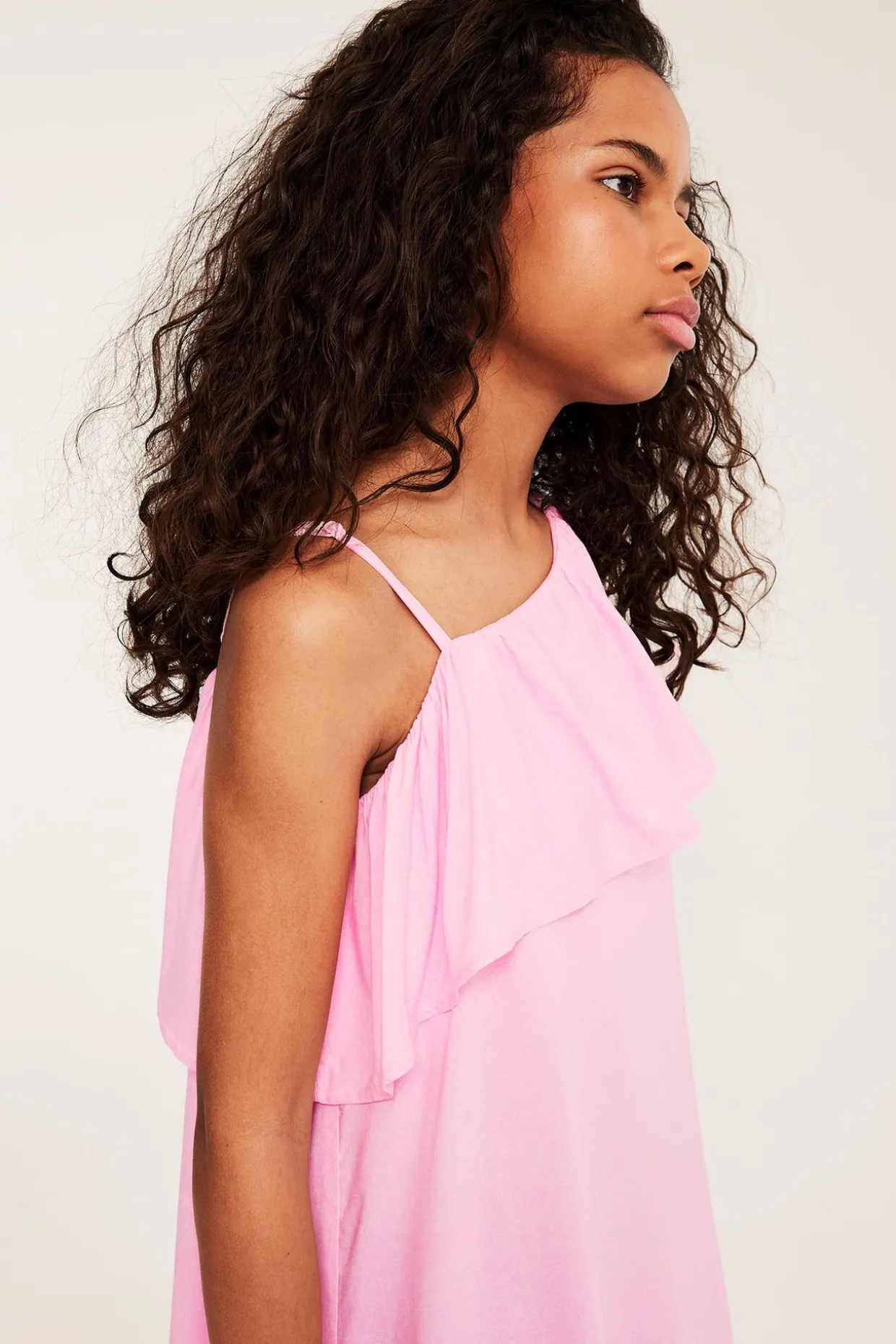 One shoulder-kjole med volanger
