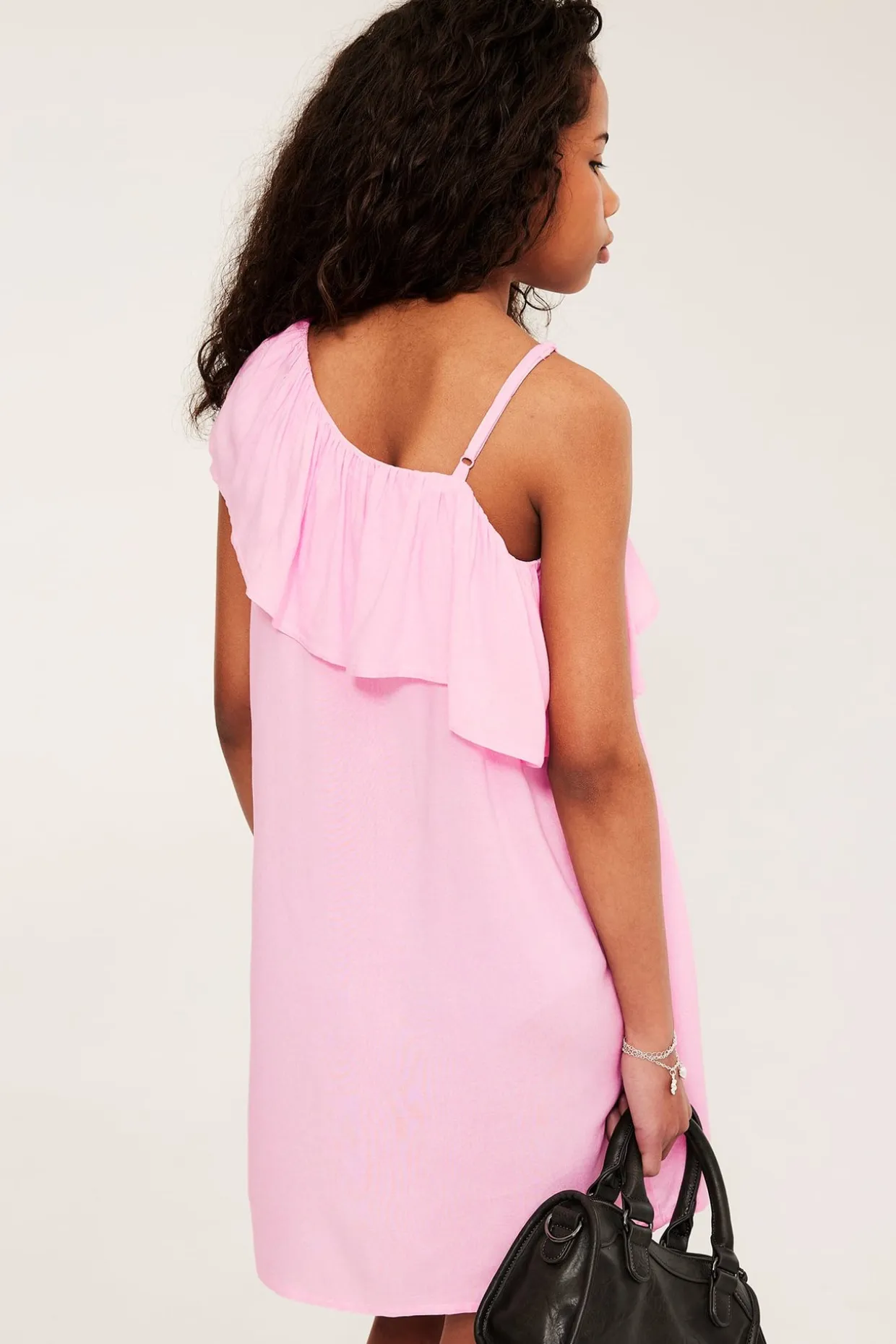 One shoulder-kjole med volanger