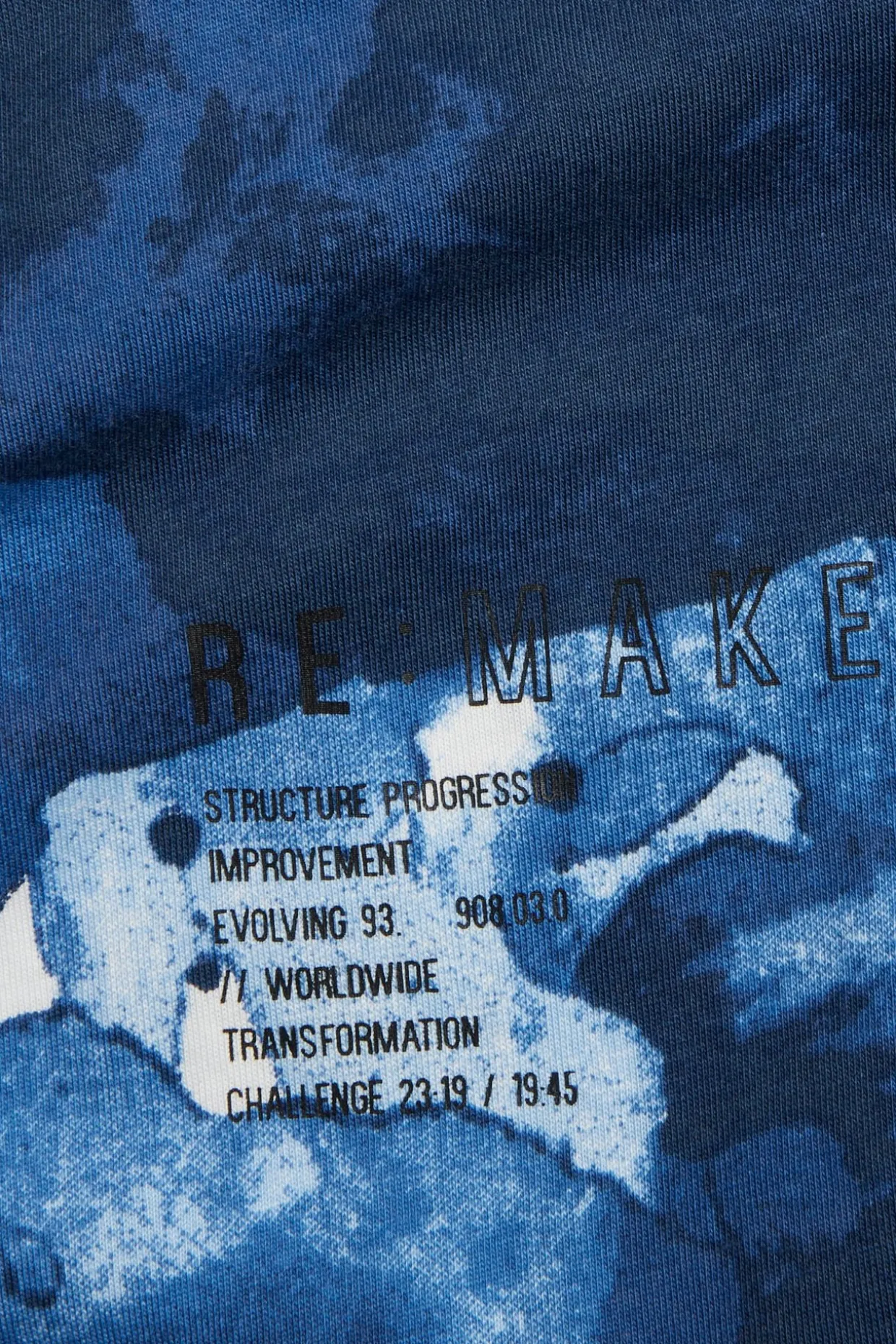 Oversize t-skjorte med abstrakt mønster