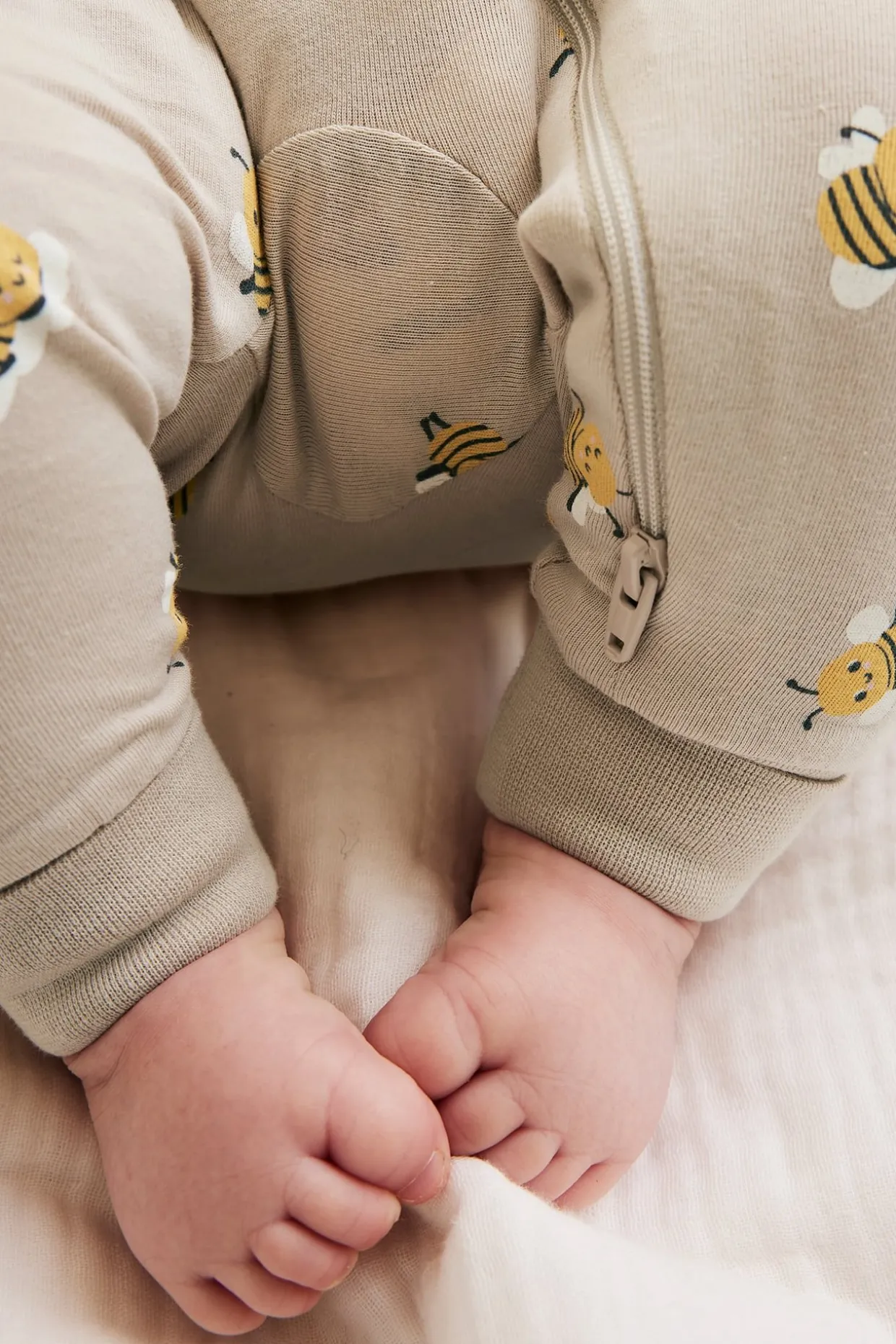 2-pk. pyjamas med biemønster