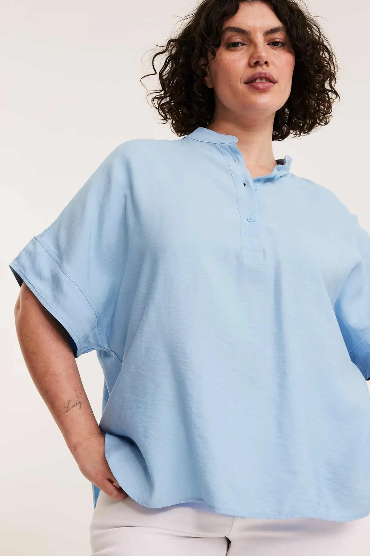 Popover-bluse med korte ermer