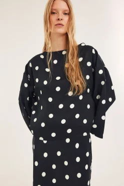 Prikkete satengbluse