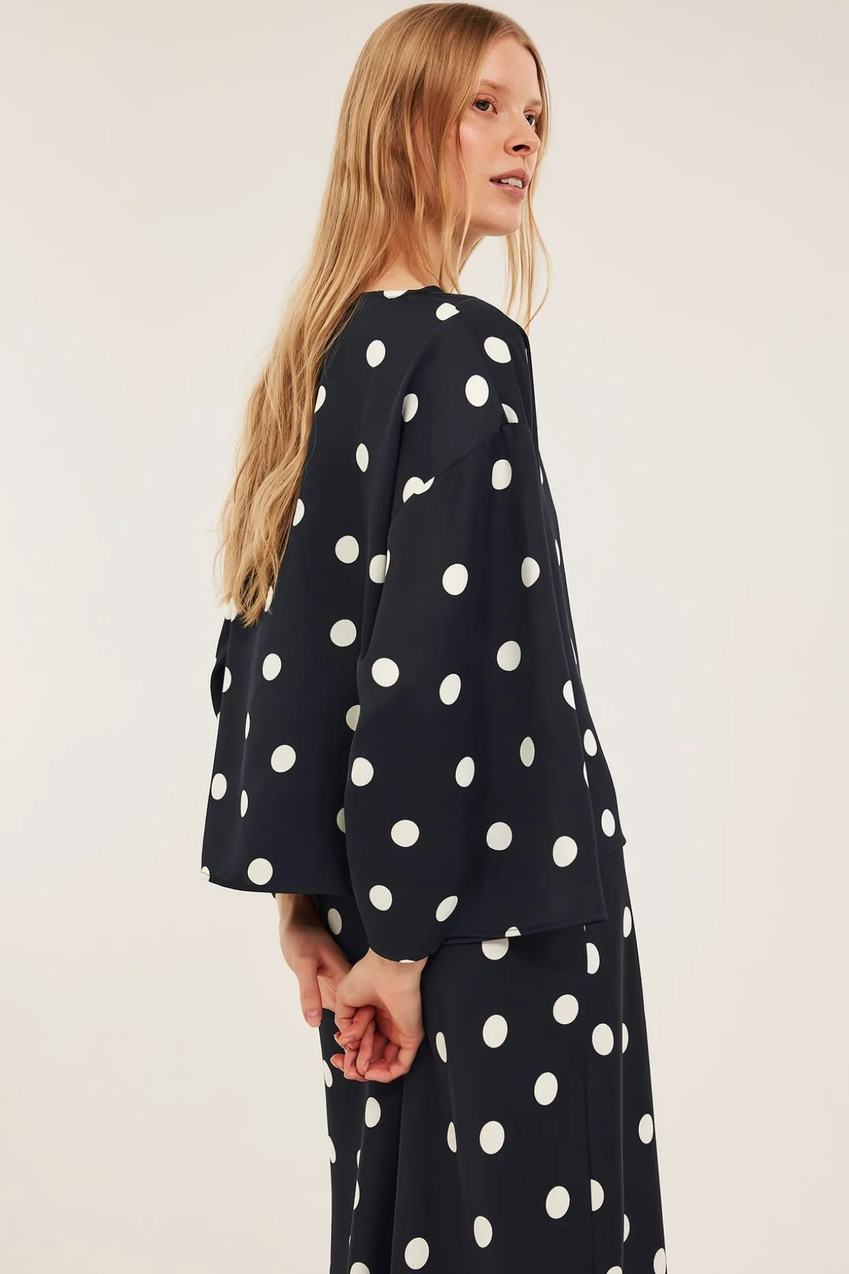 Prikkete satengbluse