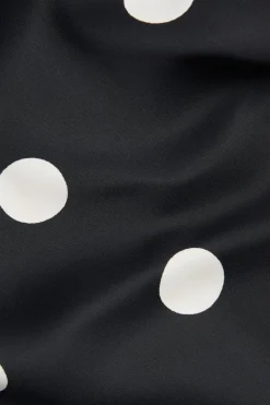 Prikkete satengbluse