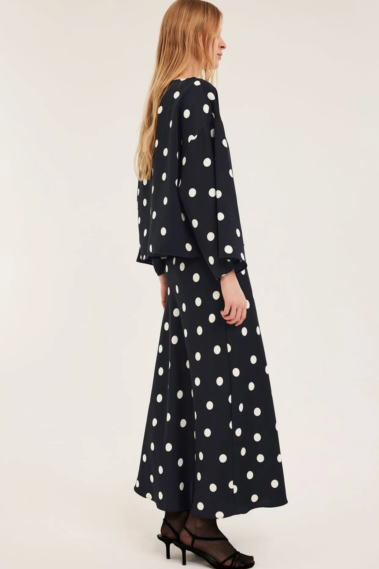 Prikkete satengbluse