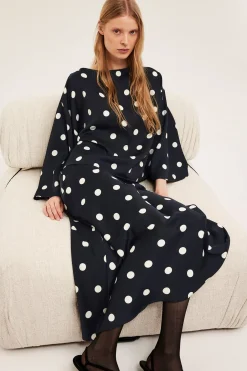 Prikkete satengbluse