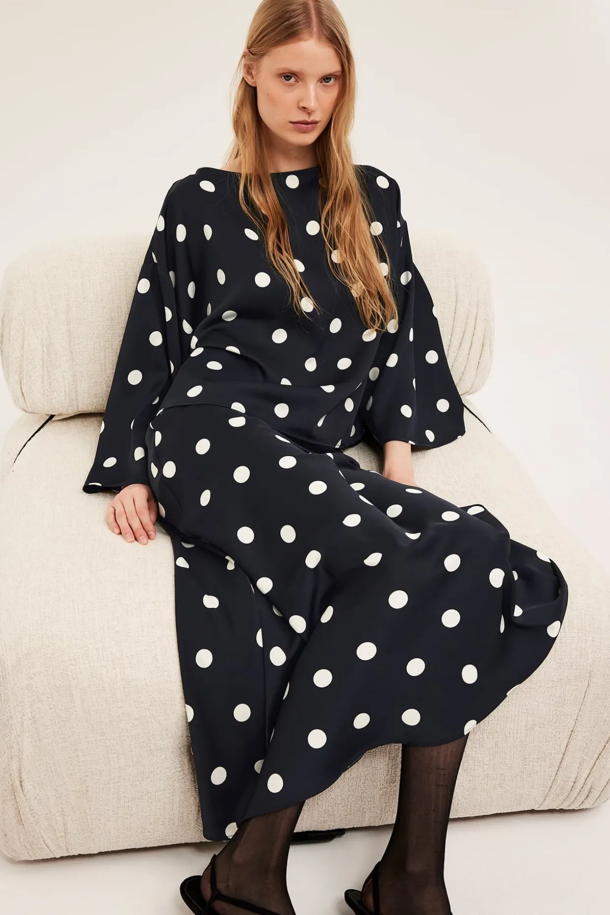 Prikkete satengbluse