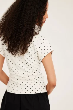 Prikkete topp med knytedetalj