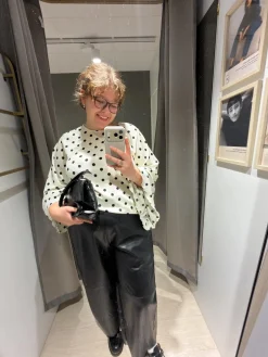 Prikkete topp med vide ermer